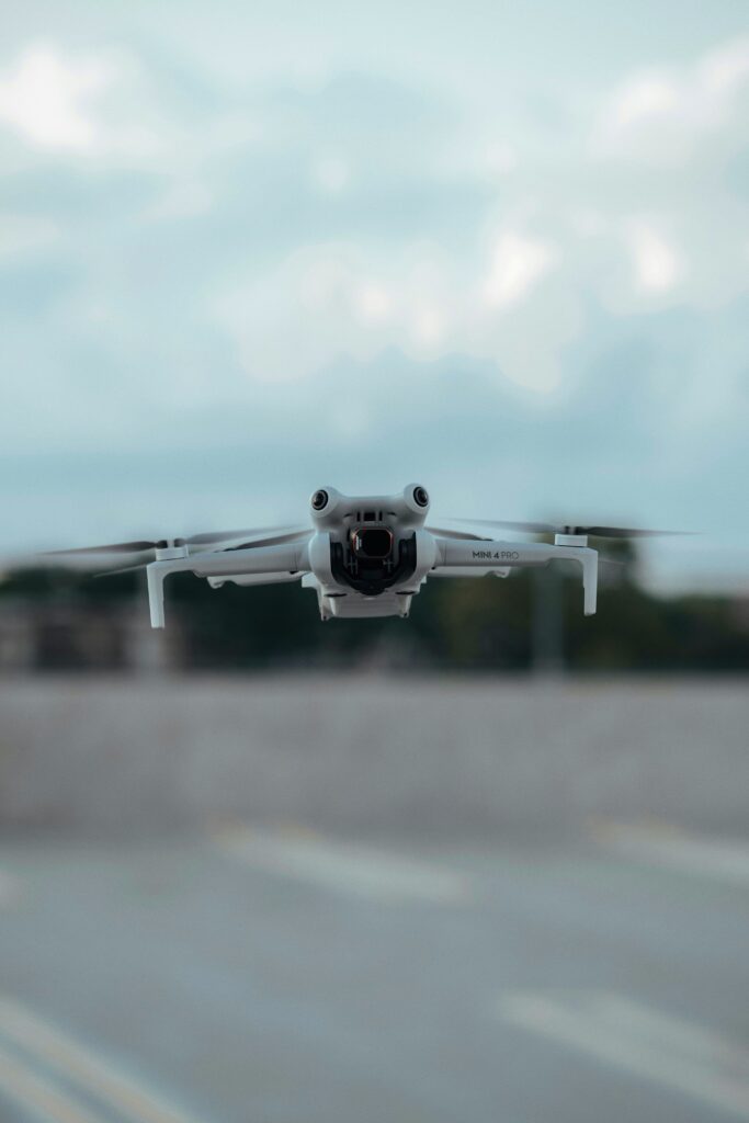 Eine DJI Mini 4 Pro in der Luft schwebend