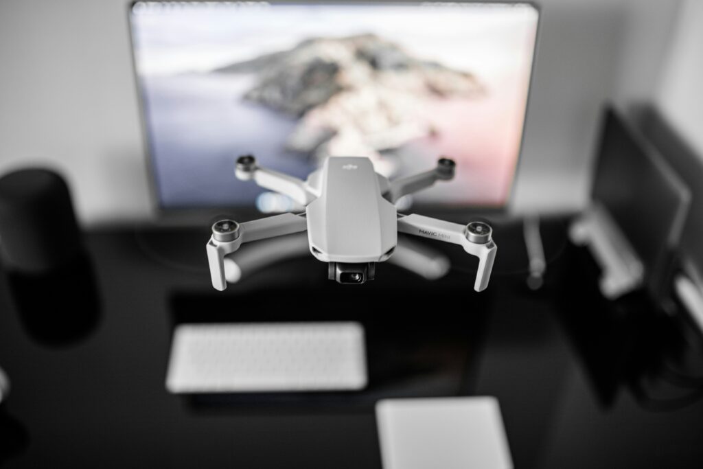 DJI Mini 4 Pro vor einem Bildschirmarbeitsplatz